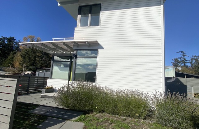 Modern home in the Heart of Eastsound Village - Walk to Shops, Cafes, & Beaches
