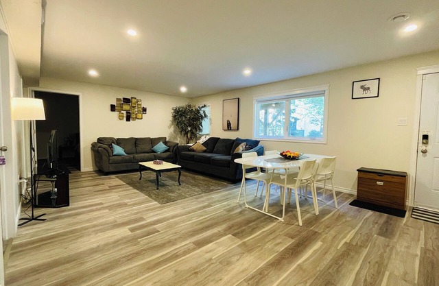 🏡 Modern Home – Lower Level Getaway 🌿 2 Bedrooms | 1 Full Bath | PrimeLocation