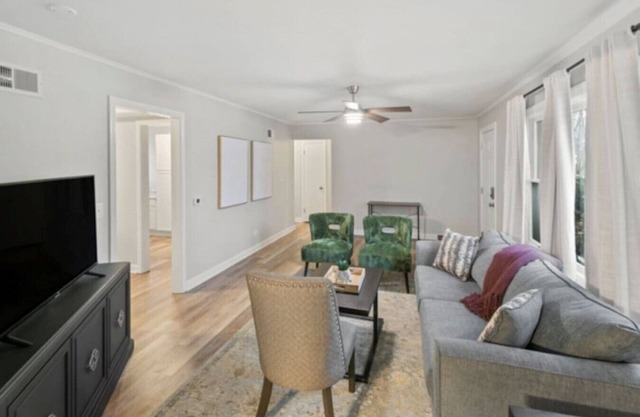 Modern Home near DT Libertyville and Naval Base