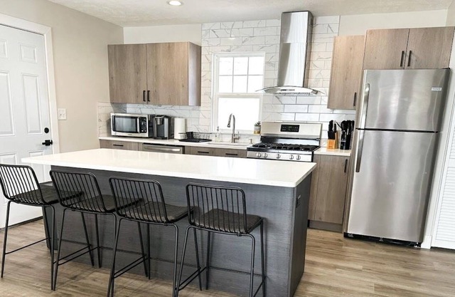 Modern Home near downtown and UNL with Firepit, BBQ Grill & Air Hockey!