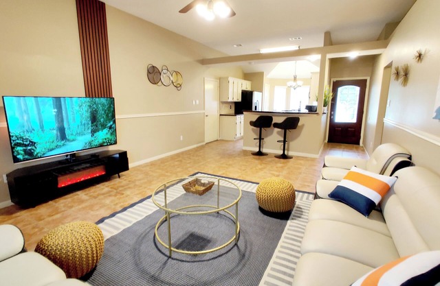 Modern home near Woodlands · King · Pool · Pets OK!