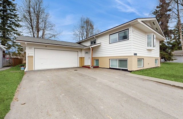 Modern home w/ water and mountain views, spacious deck, BBQ, & nearby activities