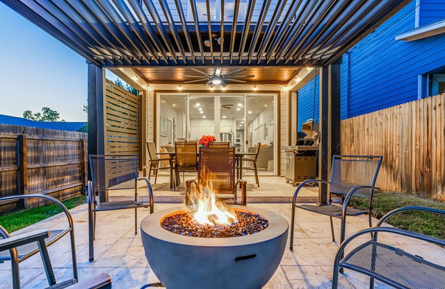 Modern home with an enclosed yard, grill, firepit, full kitchen, & W/D - dogs ok