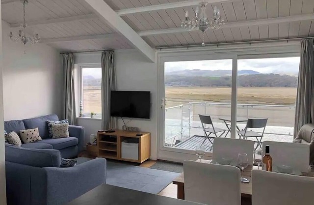 Casa moderna con espectaculares vistas al mar / estuario y montaña