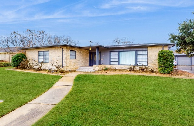 Modern home with children's items, foosball & furnished deck - dog-friendly