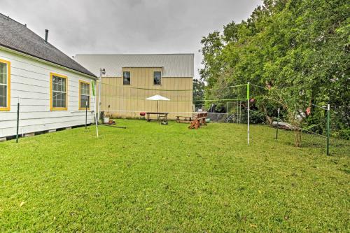 Modern Home with Yard Less Than 3 Miles to Houston Zoo!