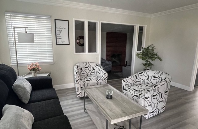 Modern & Homely 3 BD 15 minutes from Airports, Beaches, DTLA & more