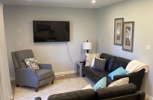 Modern Homestead Hideaway(4 miles east of Lethbridge)