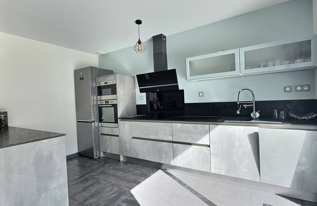 Modern house 10 minutes from the lakes - sleeps 6