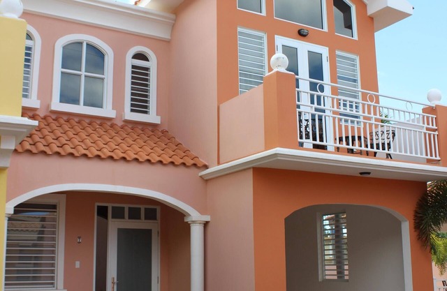 Casa moderna en Aguadilla con generador de 16KW y 660 gal. reserva de agua