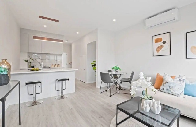 Modern house in Orewa close to the beach, cafes, restaurants and entertaintment