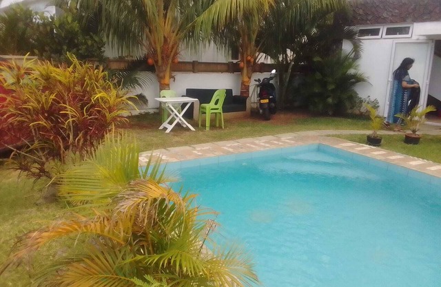 Apartamentos con piscina cerca de la playa de arena