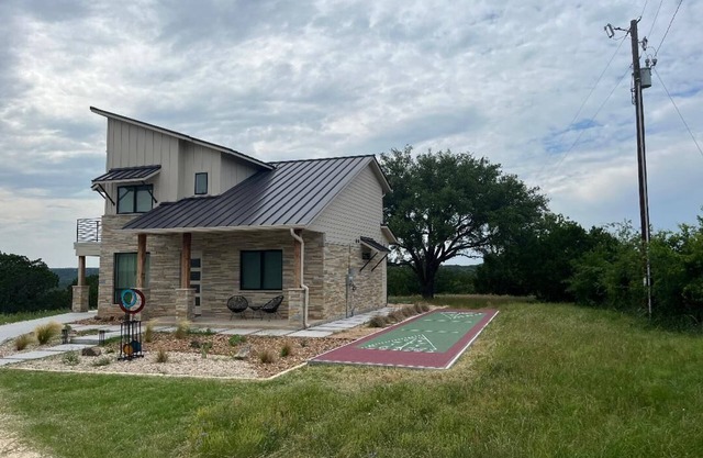Modern house only minutes away from Fossil Rim Wildlife Center & Dinosaur Park.