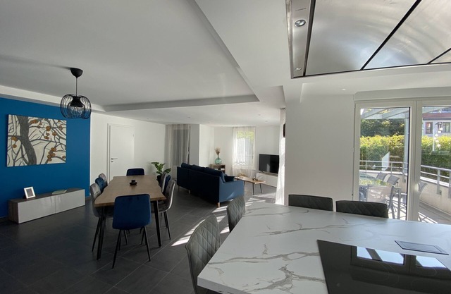 Casa moderna en el centro de la ciudad con garaje