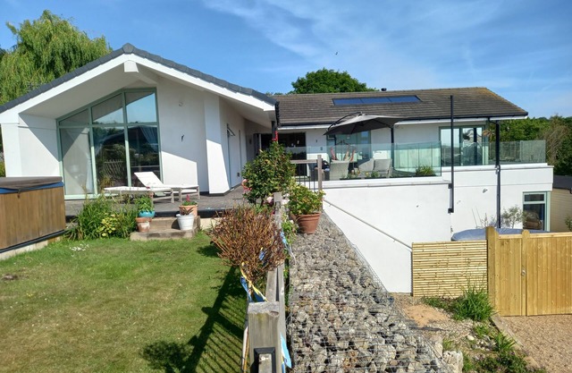Modern House With Stunning Views, hot Tub, 6 min to Beach, Outdoor Pool
