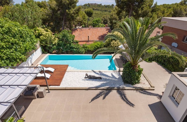 Moderna casa con piscina y amplio jardín