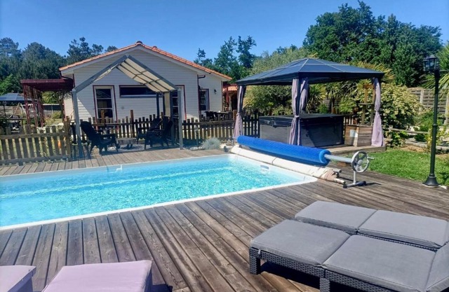 Modern house with Pool & Jacuzzi in Carcans