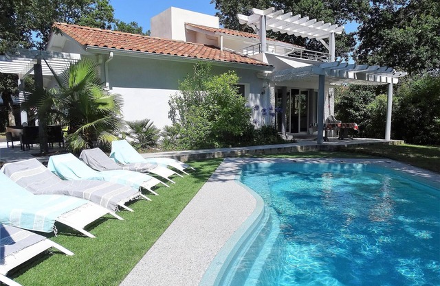 Casa moderna con piscina cerca de la playa
