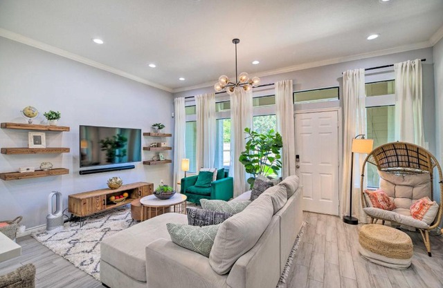 Modern Houston Townhome - 3 Mi to Downtown!