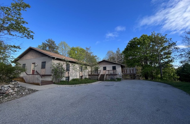 Modern, Huge, Hot Tub, Game Room! <1 mile from Lk Michigan, ADA & kid friendly!