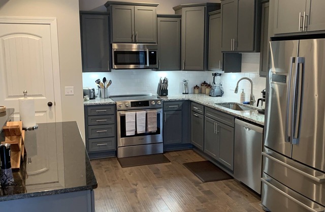 Modern Island townhome - 5 mins from Downtown & Beach