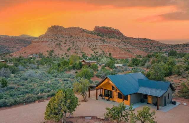 Modern Kanab Cabin | Red Rock Views & Near Zion
