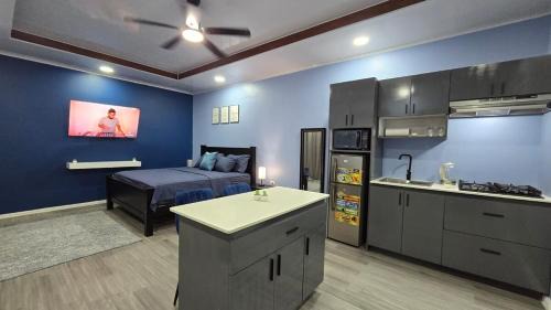 Modern King Bed, Baggage dropoff