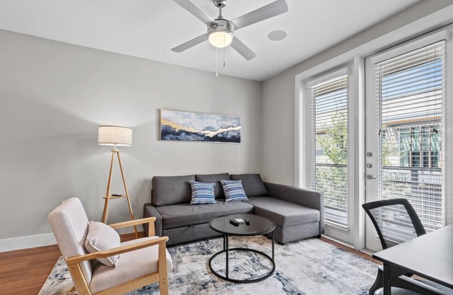 Modern King Bed | Pool+Gym+Free Parking+Stockyards