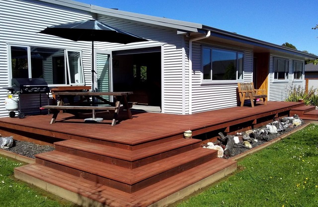 Moderna casa de vacaciones de estilo "Kiwi Bach" ¡Tan cerca de la playa!