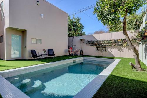 Modern LA Villa 5BR Home with Private Pool & Yard