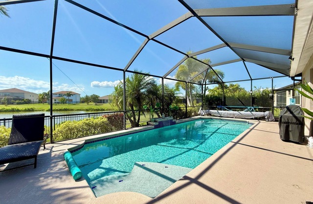 MODERN LAKE FRONT HOUSE–HUGE POOL/LANAI–BBQ-NEAR BEACH/LAKE/PARK/CAFE/RESTAURANT