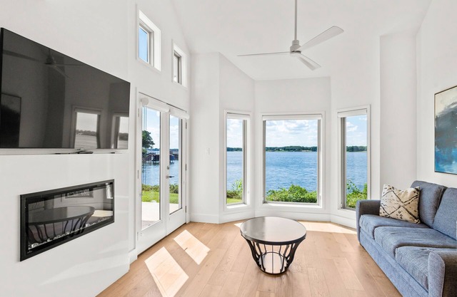 Modern lake view townhome with W/D, dog friendly