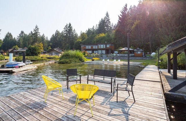 Modern Lakefront Retreat