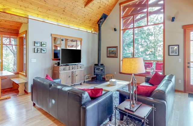 ¡Cabina moderna frente al lago con muelle y 180 pies de costa prístina!