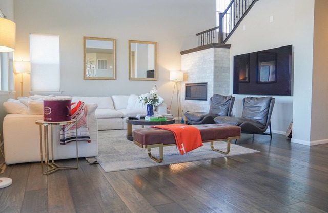 Modern Lakefront Escape. Tranquil Haven: Ski & Beach Retreat.