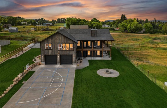 Modern Lakehouse l Slps 34 l Courts + Chefs Kitchen l Bear Lake Haven