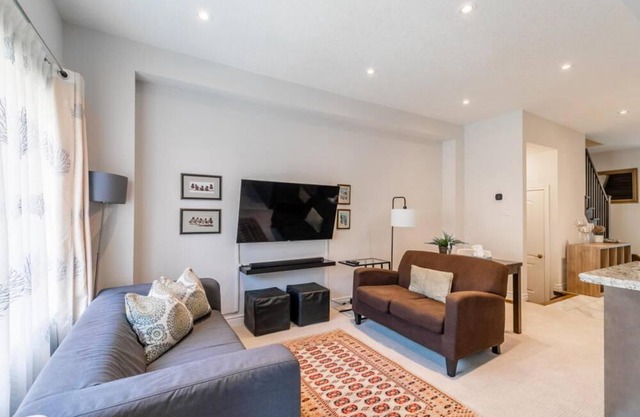 Modern Lakeshore 3BR 3BA Townhouse Free Parking BBQ