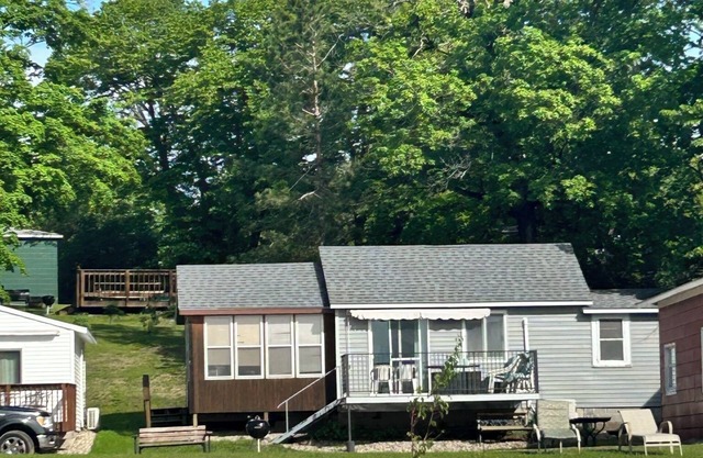 Modern lakeside cabin with panoramic views , deck and screened porch