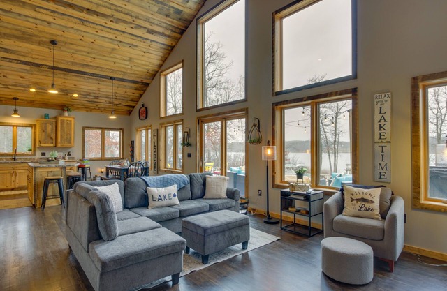 ¡NUEVO! Chalet moderno junto al lago en la cadena de ala de cuervo