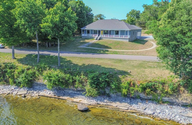 Modern 4 bedroom/3 bath Lakeside Retreat on Lake Ontario