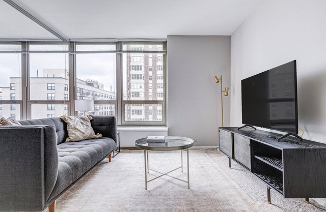 Modern Lakeview 1BR w/ Gym, Pool, 1 block to Lincoln Park, by Blueground