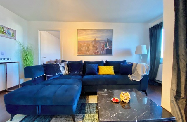 Modern Lakeview 4-Bedroom-Apartment