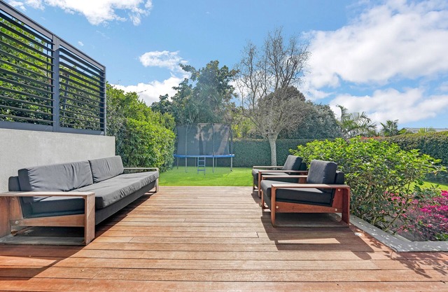 Modern Living with Spa and Courtyard