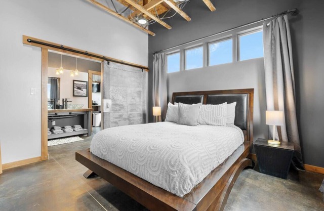 Modern Loft ~ AC ~ Garage