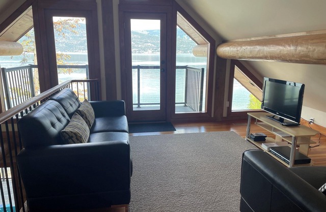 Cabaña de madera moderna en el lago Okanagan, playa privada, muelle grande, bote de carga y lanzamiento