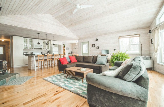 Modern, lovely, cozy & quiet cabin 5 mins from the lake
