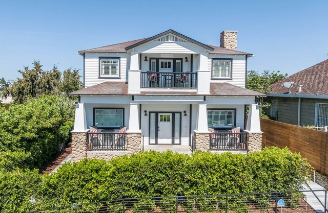 Modern Lux Home: 4B/3B Retreat: Close to Downtown!