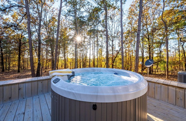 Modern Luxe | 2 King Suites + Wood Stove + EV