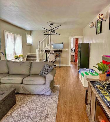 Modern Luxe 3BR 1BA with Bar 9