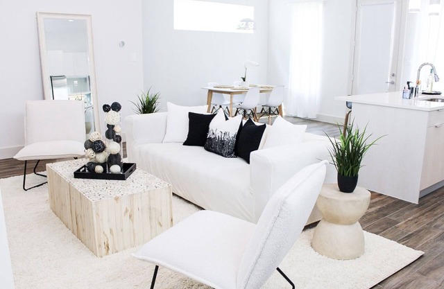 Modern Luxe Home W/ Free Parking, Self Check-in & Wifi